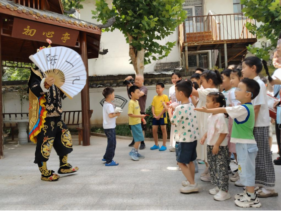 “观变脸喷火绘脸谱传艺”活动